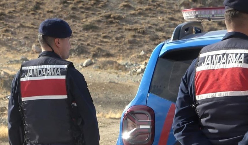 Boşanma aşamasındaki eşini babasının mezarı başında vurdu