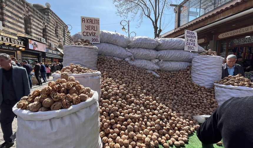 Diyarbakır tezgahlarında Maraş cevizleri