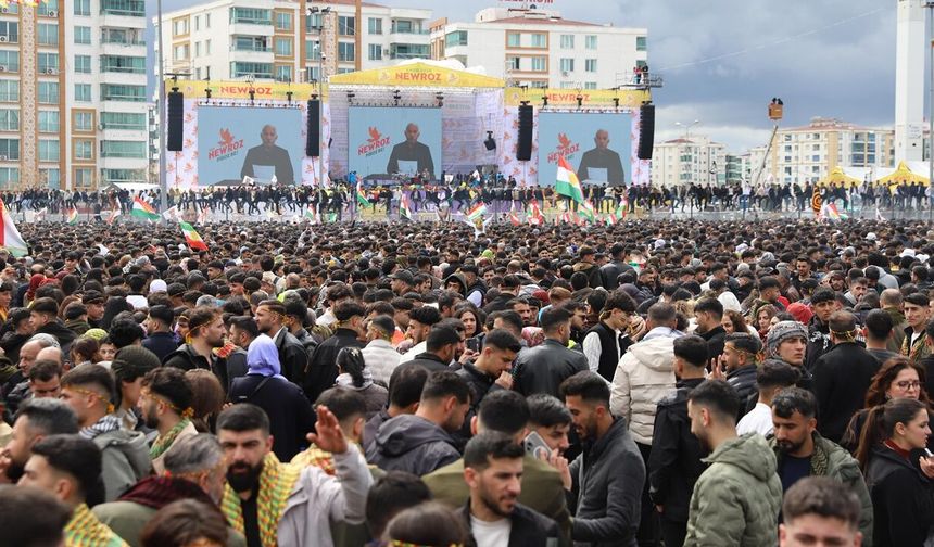 Diyarbakır Newrozu halayla sona erdi