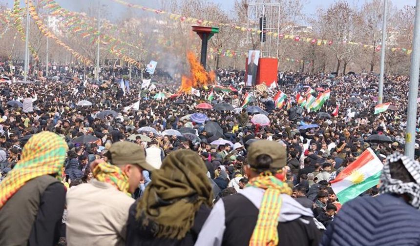 Diyarbakır’da Newroz ateşi coşkuyla yakıldı