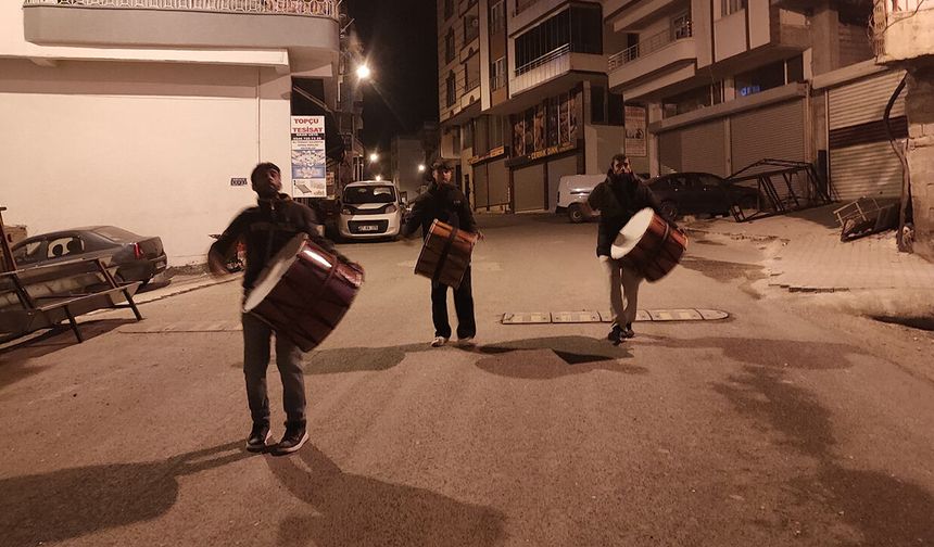 Diyarbakır'da 40 yıldır davul çalarak sahura uyandırıyor