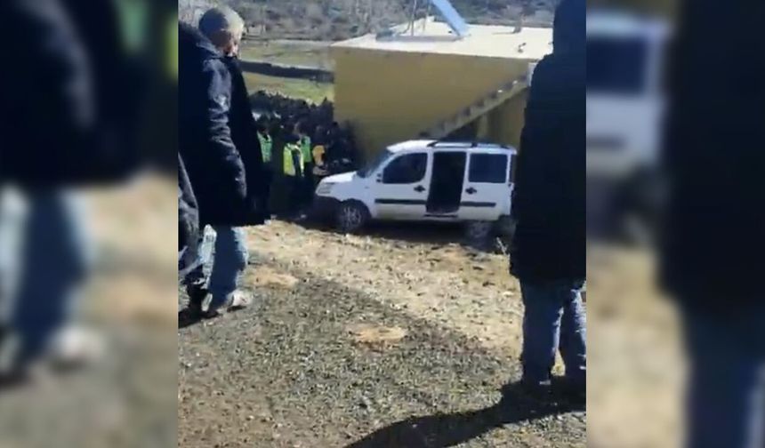 Diyarbakır'da araç evin duvarına çarptı: 2 yaralı