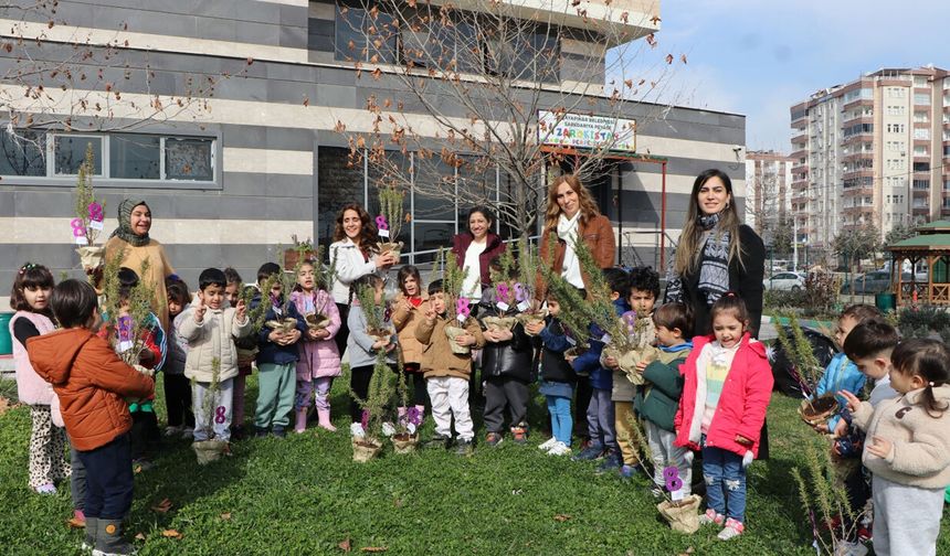 Diyarbakır’da miniklerden annelerine 8 Mart hediyesi