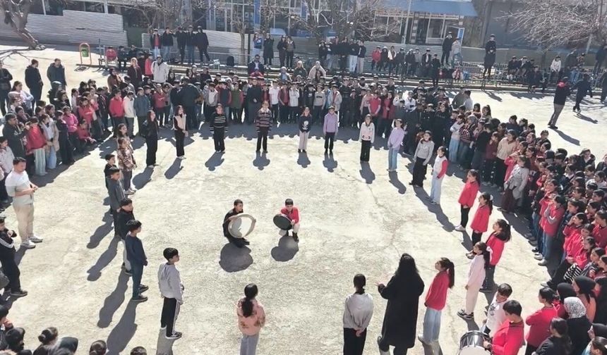 Diyarbakır’da, ortaokul öğrencileri def çalıp ilahi söyledi