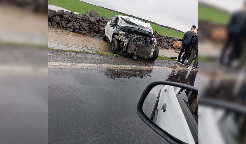Diyarbakır'da otomobil takla attı: 2 yaralı