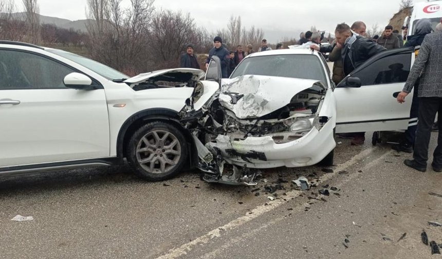 Elazığ'da iki otomobil çarpıştı: 9 yaralı