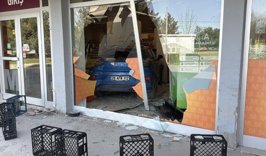 Fren yerine, gaza basınca süpermarkete daldı