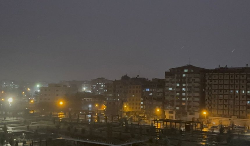 Diyarbakır’da korku gecesi: Şimşekler geceyi gündüze çevirdi