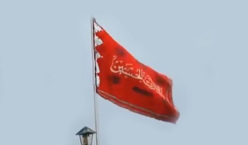 İran’da kırmızı "intikam" bayrağı göndere çekildi