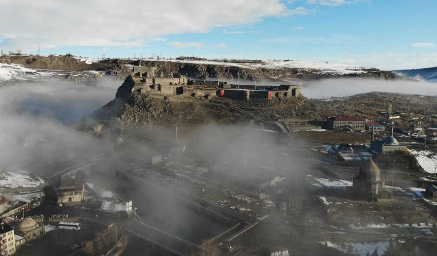 Kars Kalesi’nde sis bulutları