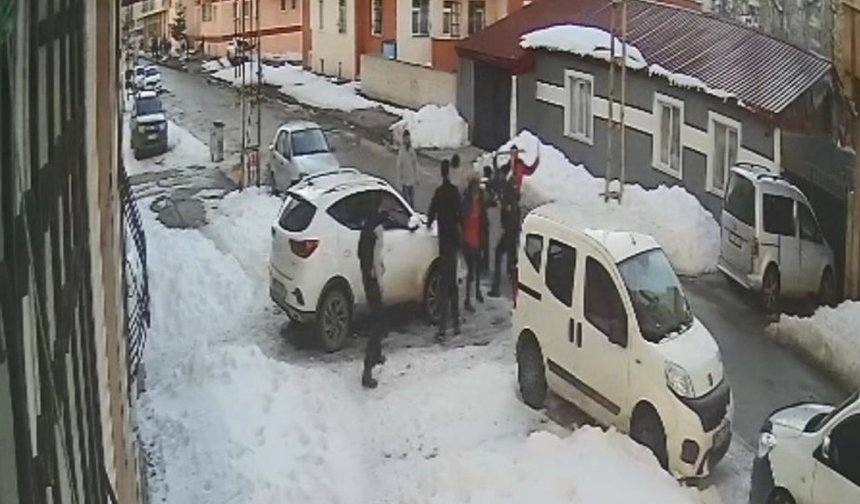 Kars'ta silahlı, sopalı kavga güvenlik kamerasında