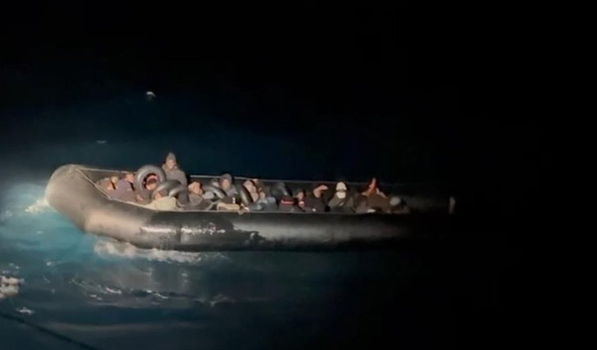 Lastik bot içinde 35 göçmen yakalandı