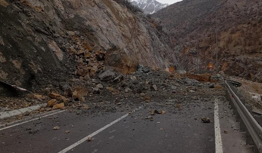 Malatya-Adıyaman yolunda heyelan yaşandı