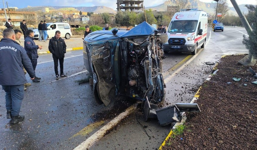 Mardin'de refüje çarpan otomobilin sürücüsü yaralandı