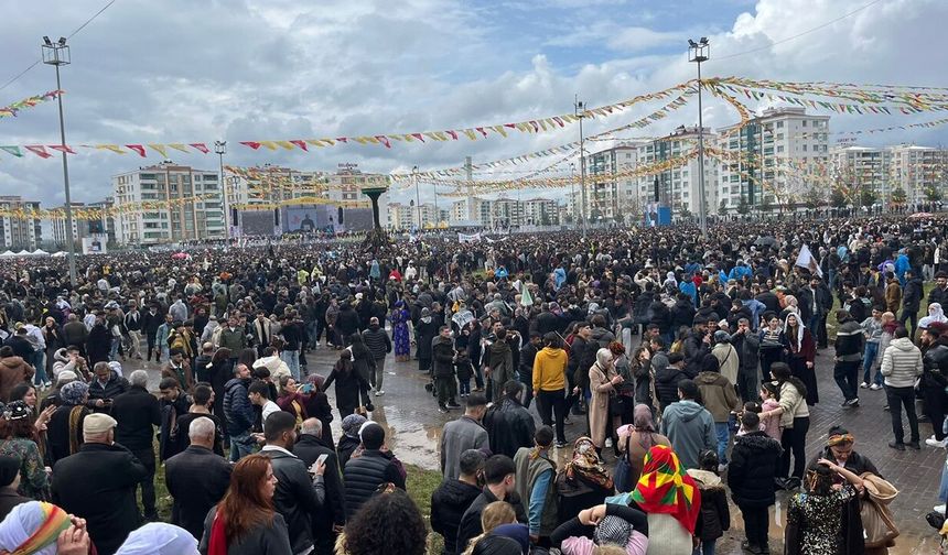 Diyarbakır’da yüzbinler  yağışa rağmen Newroz halayında
