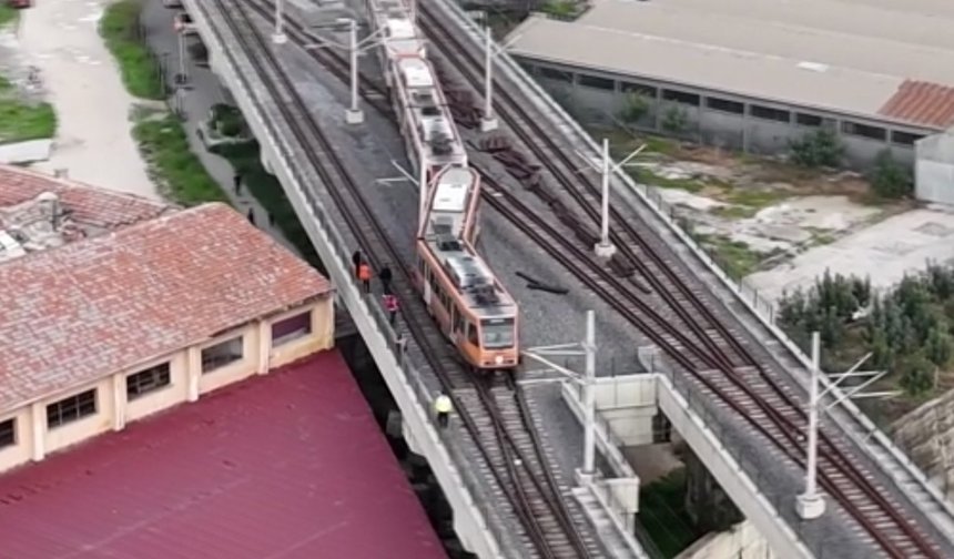 Hafif raylı sistemin vagonu raydan çıktı