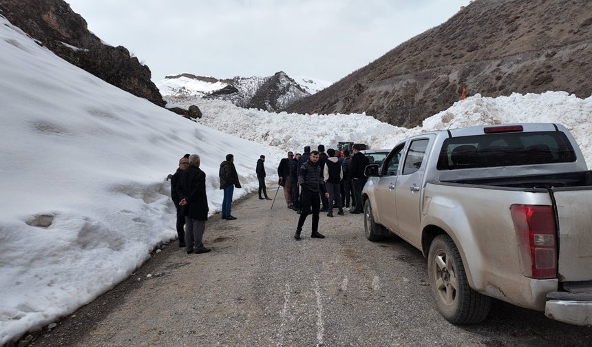 Şırnak’ta köy yoluna çığ düştü