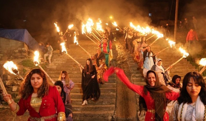 Cizre'de kadınlardan meşaleli Newroz kutlaması