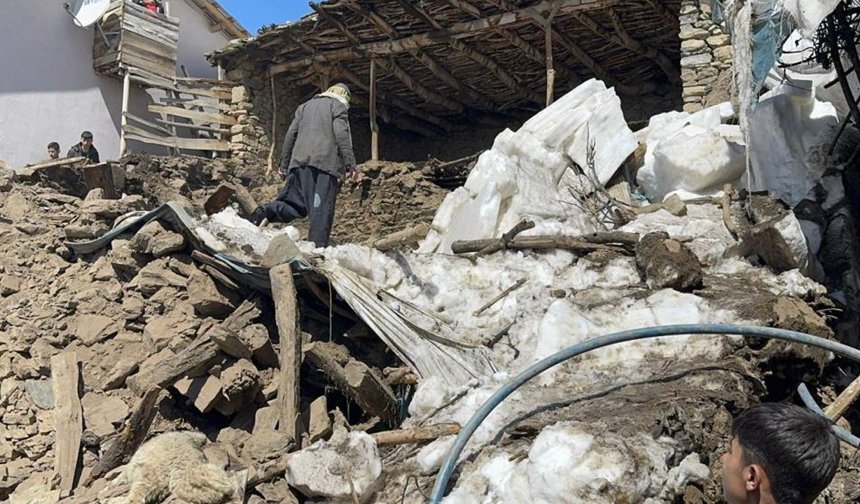 Van’da ahır çöktü: 50 kuzu göçük altında kaldı