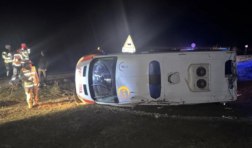 Ambulans devrildi, 5 kişi yaralandı