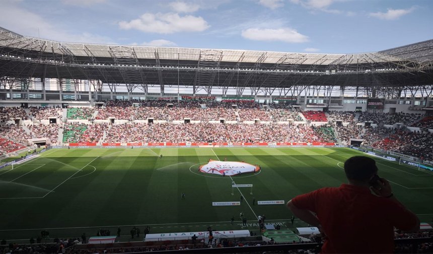 Diyarbakır’da tribünler tıklım tıklım! Amedspor’a büyük destek