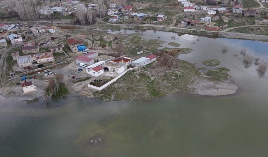 Baraj suları taştı, mahalle yarım ada oldu
