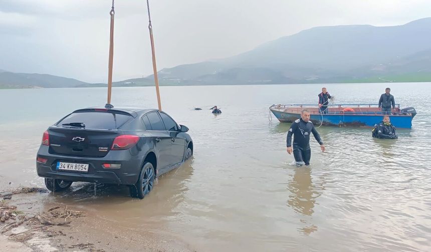 Otomobil Botan Çayı'na düştü