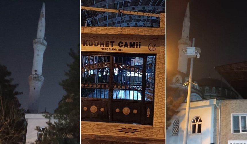 Cami minaresine yıldırım çarptı