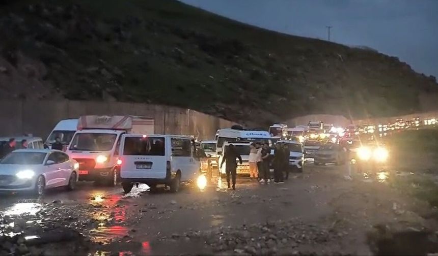 Heyelan yolu kapattı, araçlar ve vatandaşlar mahsur kaldı