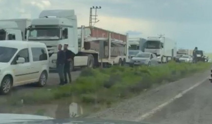 Cizre Silopi yolunda kilometrelerce araç kuyruğu