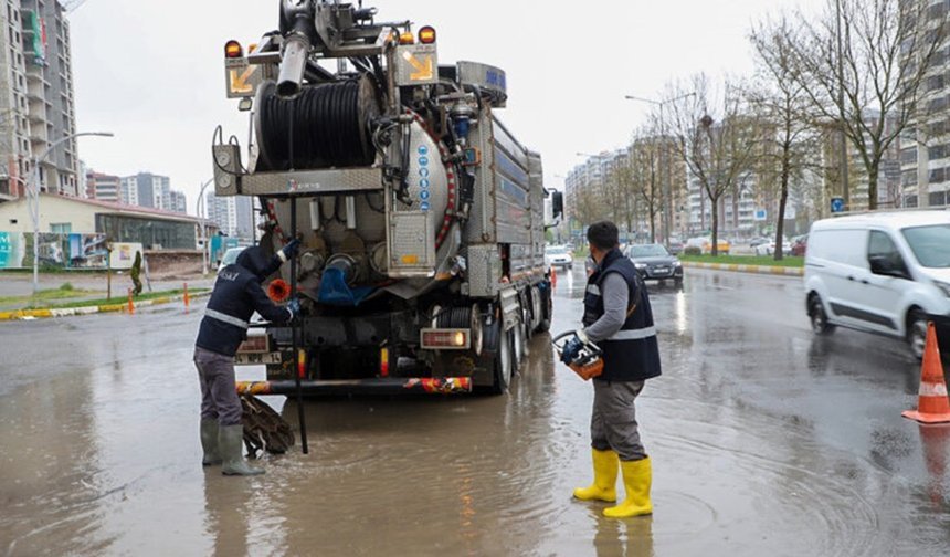 DİSKİ Diyarbakır kent genelinde yağışlara karşı altyapıya müdahale etti