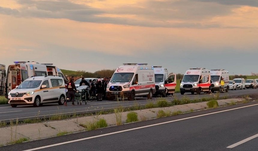 Diyarbakır’da takla atan araçta 10 yaralı