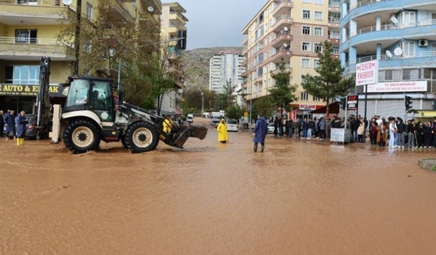 Diyarbakır Silvan'da sel: Ev ve iş yerlerini su bastı