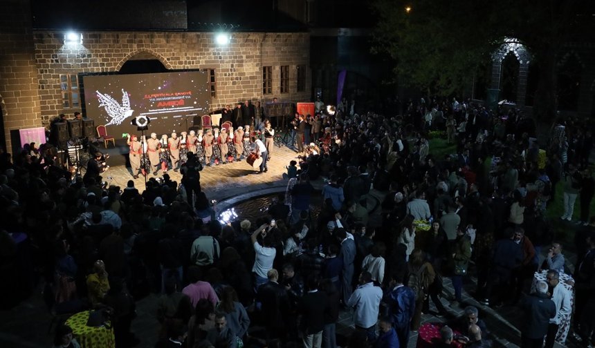 Amed Tiyatro Festivali barış ve diyalog mesajlarıyla başladı