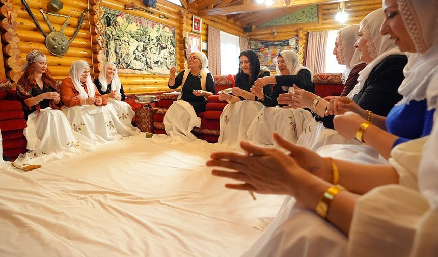 Diyarbakır'da kadınlardan "şehriye kesme" geleneği