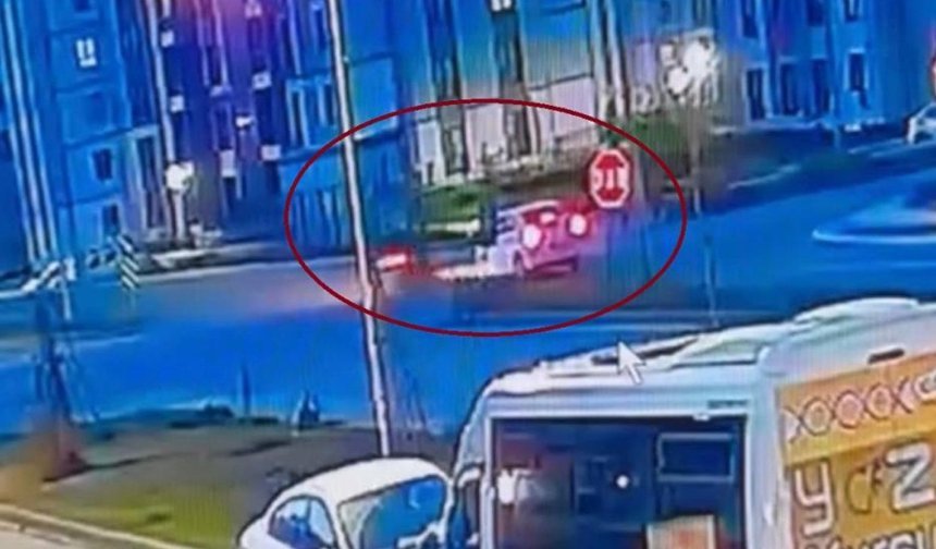 Diyarbakır'da motosiklet ile otomobilin çarpıştığı kaza kamerada