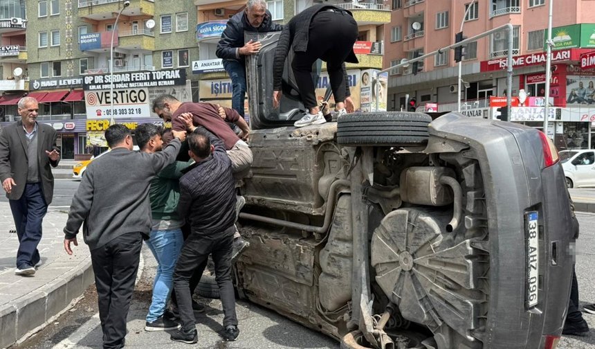 Diyarbakır’da otomobil kaldırıma çarpıp takla attı