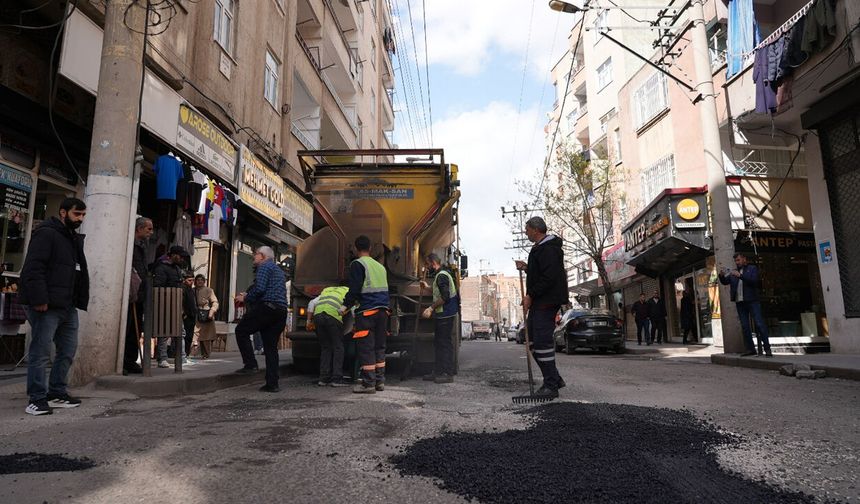 Diyarbakır’da tahrip olan yolları onarılıyor