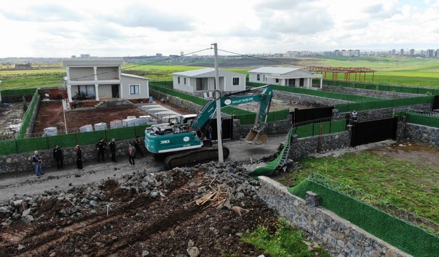 Diyarbakır’da villa tarzında 13 kaçak yapı yıkıldı