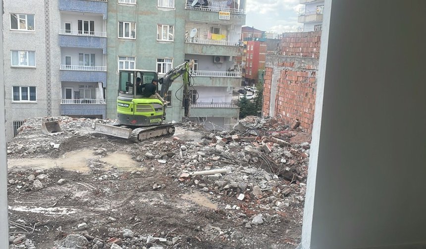 Diyarbakır’da yıkımı süren binada can güvenliği endişesi