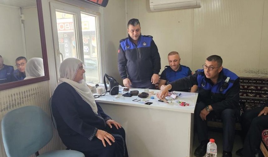 Elazığ’da zabıta bulduğu para ve altını sahibine teslim etti