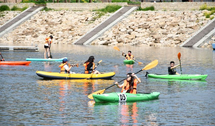 Tarihi Hasankeyf'te üniversite öğrencilerinin kano keyfi