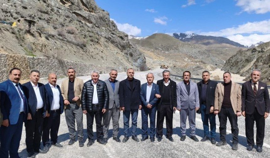 Hakkari’deki muhtarlardan yol protestosu