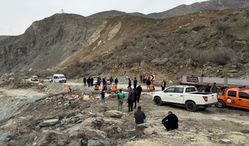Hakkari-Van yolunda heyelan yolu kapattı