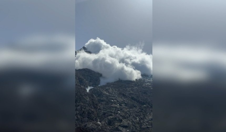 Hakkari’de çığ düşme anı görüntülendi