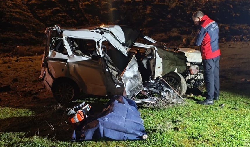 Araç şarampole devrildi: 1 ölü, 1 yaralı