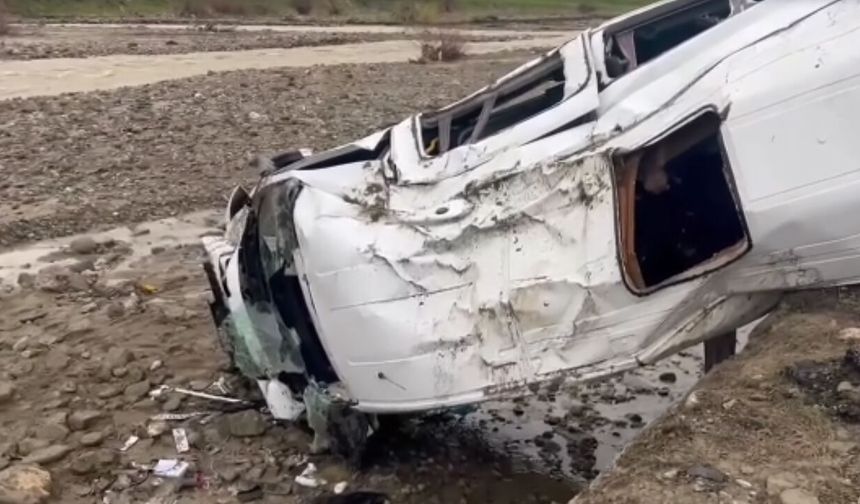 Devrilen minibüsteki 16 kişi yaralandı