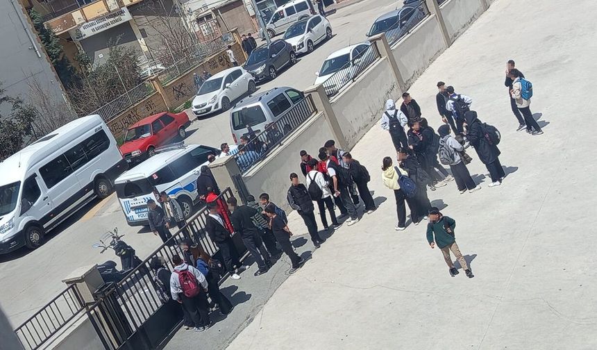 Lise önünde kurusıkı tabancalı saldırı