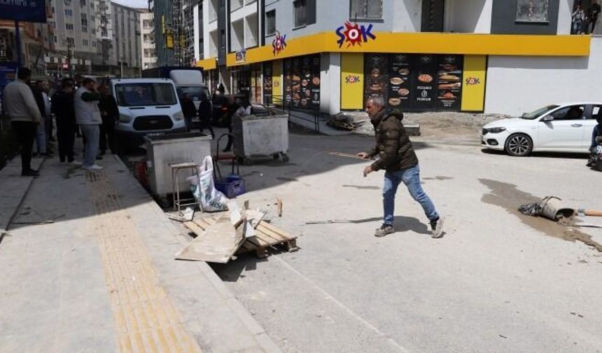 Mardin’de selden zarar gören esnaf, yol kapattı