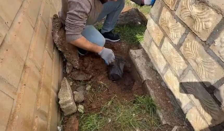 Mardin'de mezarlıkta gömülü 2 kilo eroin ele geçirildi